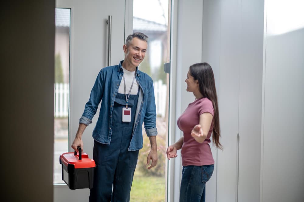 Moradora recebendo o profissional no corredor de casa